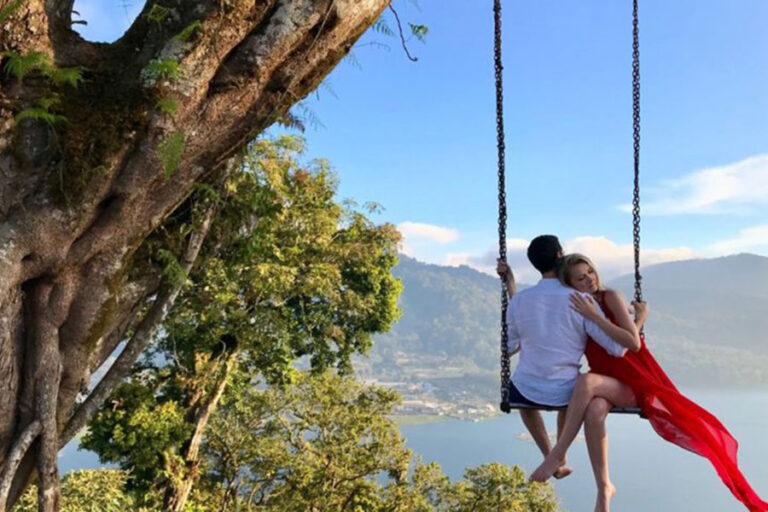 Wanagiri Hidden Hill: Twin Lakes Views & Swing Spots