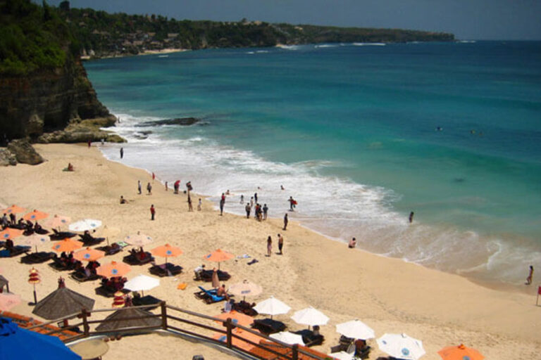 Dreamland Beach Pecatu: Surfing & Sunsets in South Bali