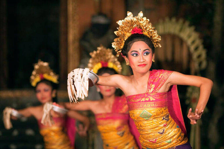Balinese Temple Dances: Tari Pendet Traditions of Bali