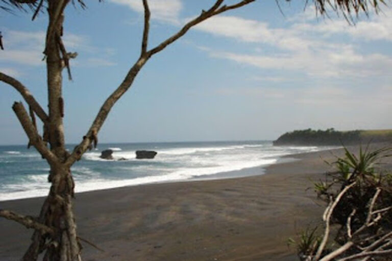 Beraban Beach Tabanan: Black Sand Haven Near Tanah Lot