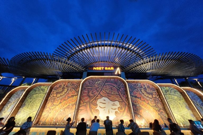 Bali Attractions for Night Owls: Markets and Beach Fun