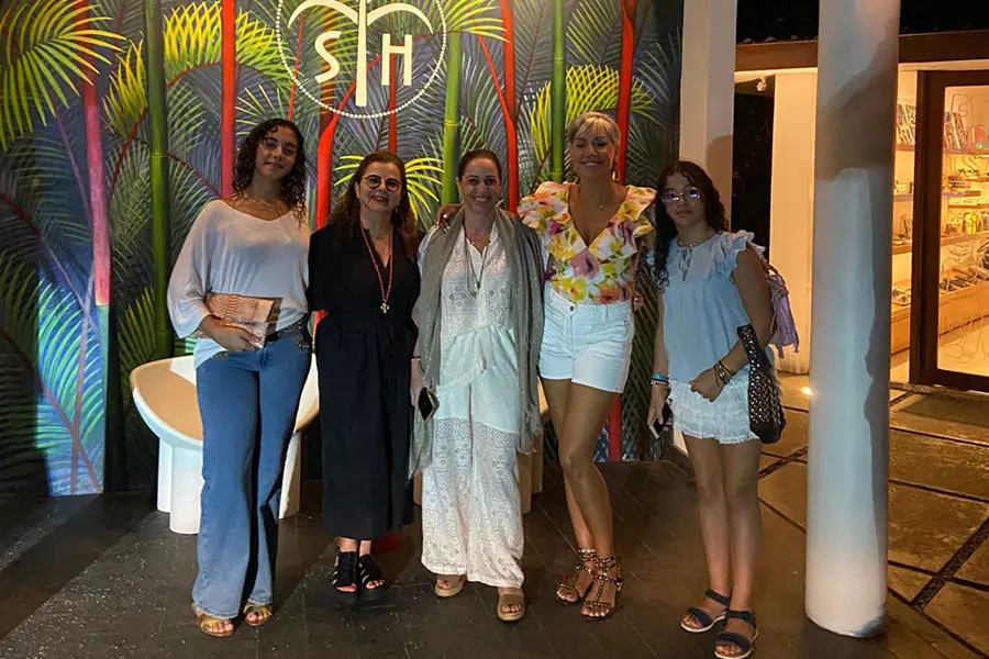 Excited travelers exploring popular tourist spots and trendy streets right after their direct bali airport transfer to canggu. | balitouristic.com