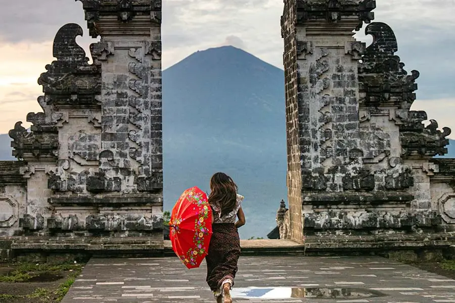 Tourists lining up and posing for photos at the famous Gate of Heaven after purchasing their lempuyang temple tickets. | balitouristic.com