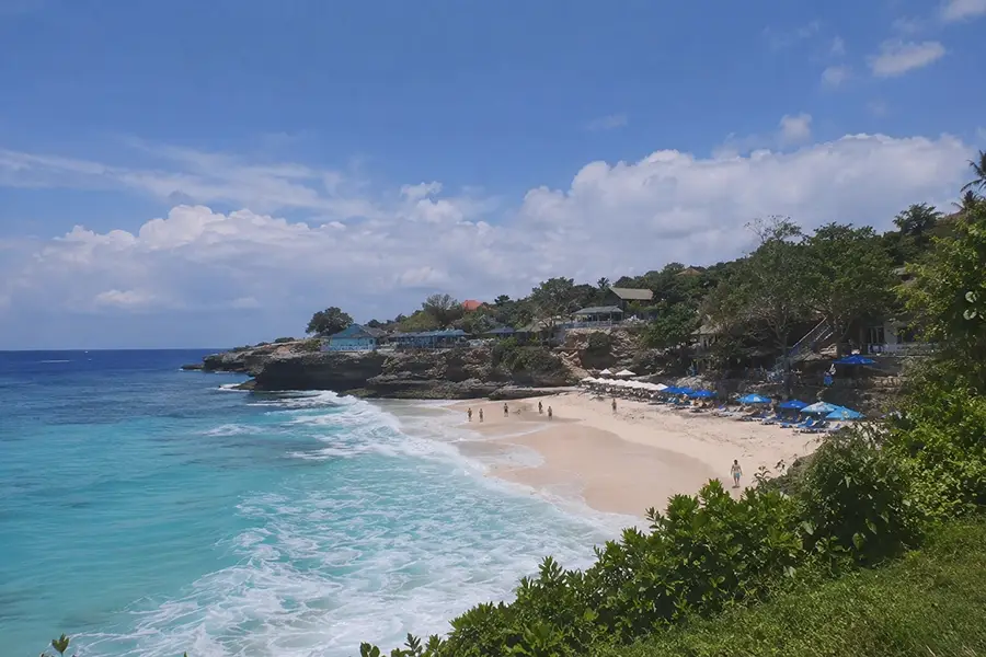 The beautiful sandy shoreline and turquoise waters of Dream Beach, a scenic highlight on a nusa lembongan day trip | balitouristic.com