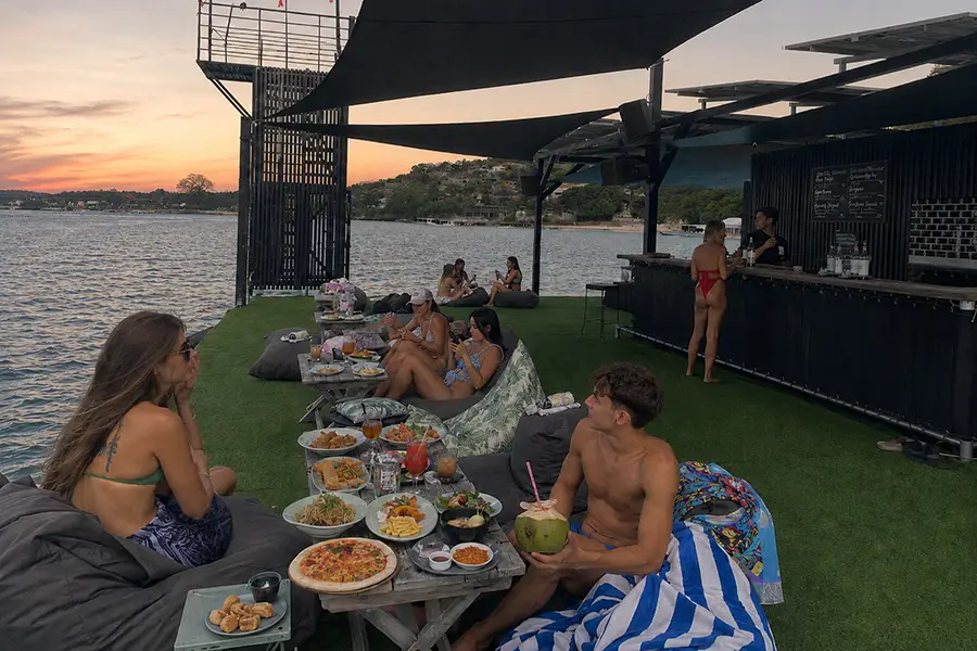 Sunset view from The Pontoon at Lago Nusa Lembongan golden hour | balitouristic.com