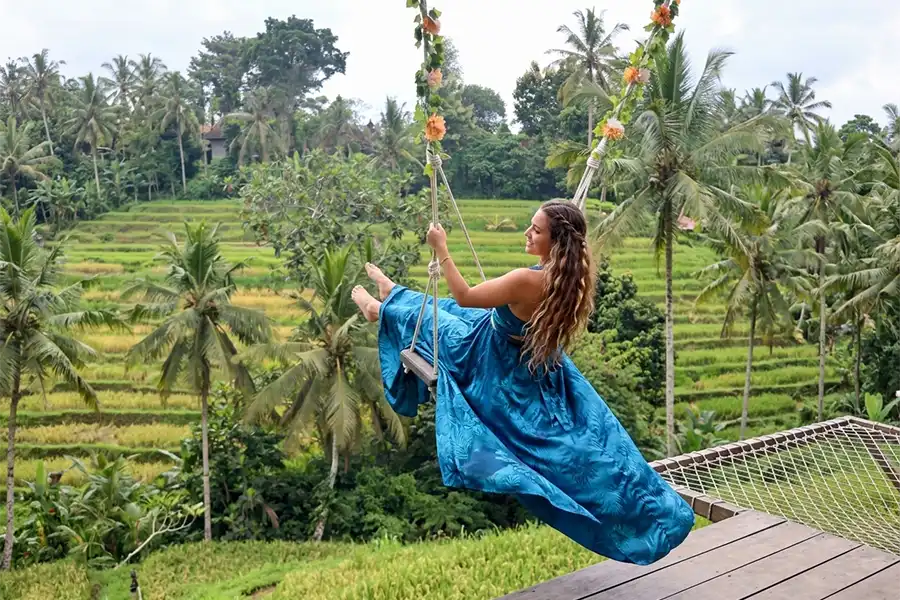 jungle swing sidan overlooking green rice terraces