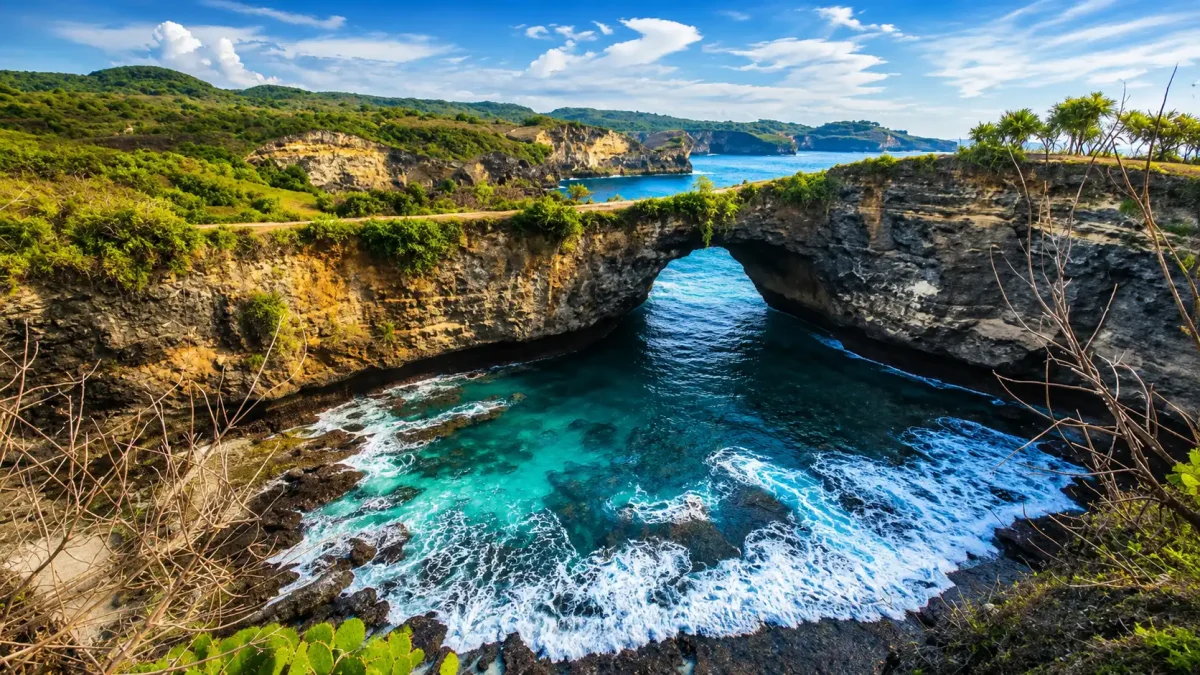 Panoramic view of Broken Beach with its iconic natural rock arch in Nusa Penida.