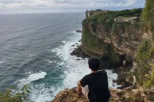 Karang Boma Cliff is located in Uluwatu, South Kuta, Badung Regency, Bali. It sits on the southernmost edge of the Bukit Peninsula, close to Uluwatu Temple.