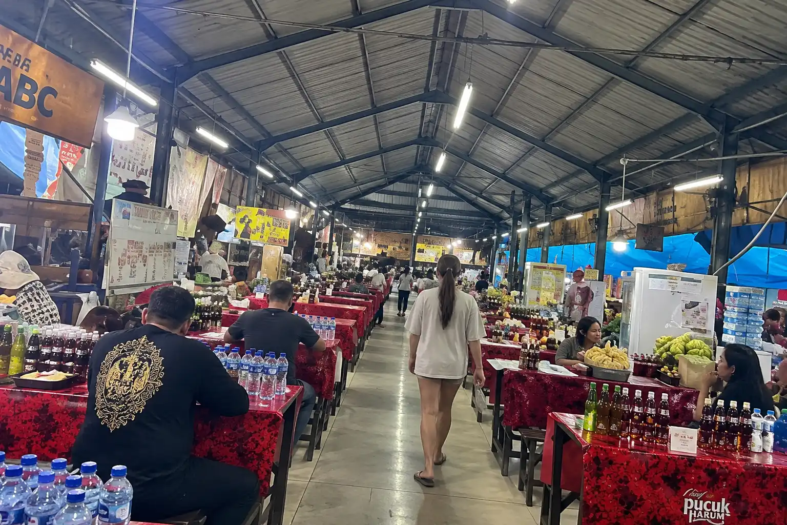 traditional setting of Kreneng Market