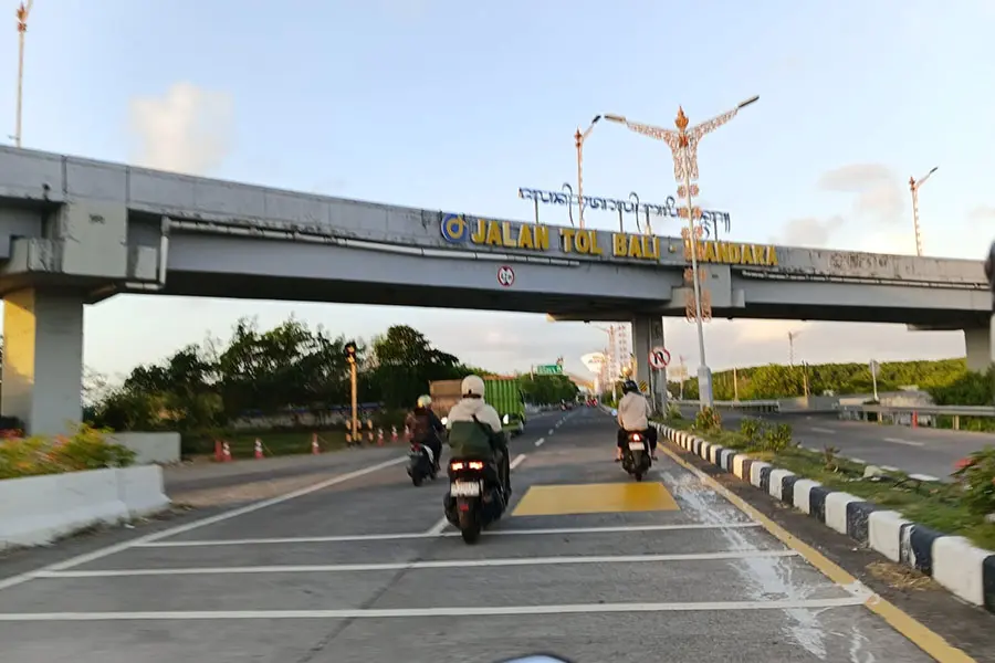 Entering the toll road to shorten the journey from Sanur to Uluwatu.