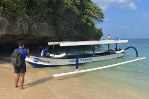 GoBoat shuttle waiting on the beach for a boat Canggu to Uluwatu transfer.