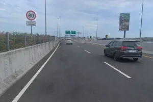 Private car driving on the highway connecting Bingin to Uluwatu.