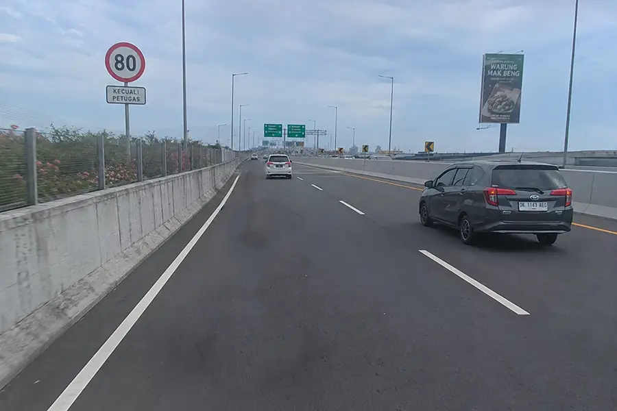Private car driving on the highway connecting Bingin to Uluwatu.