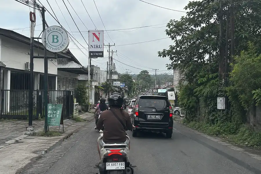 Riding a scooter through street traffic from Ungasan to Uluwatu.