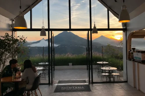 Montana Del Cafe Kintamani interior with sunrise mountain views.
