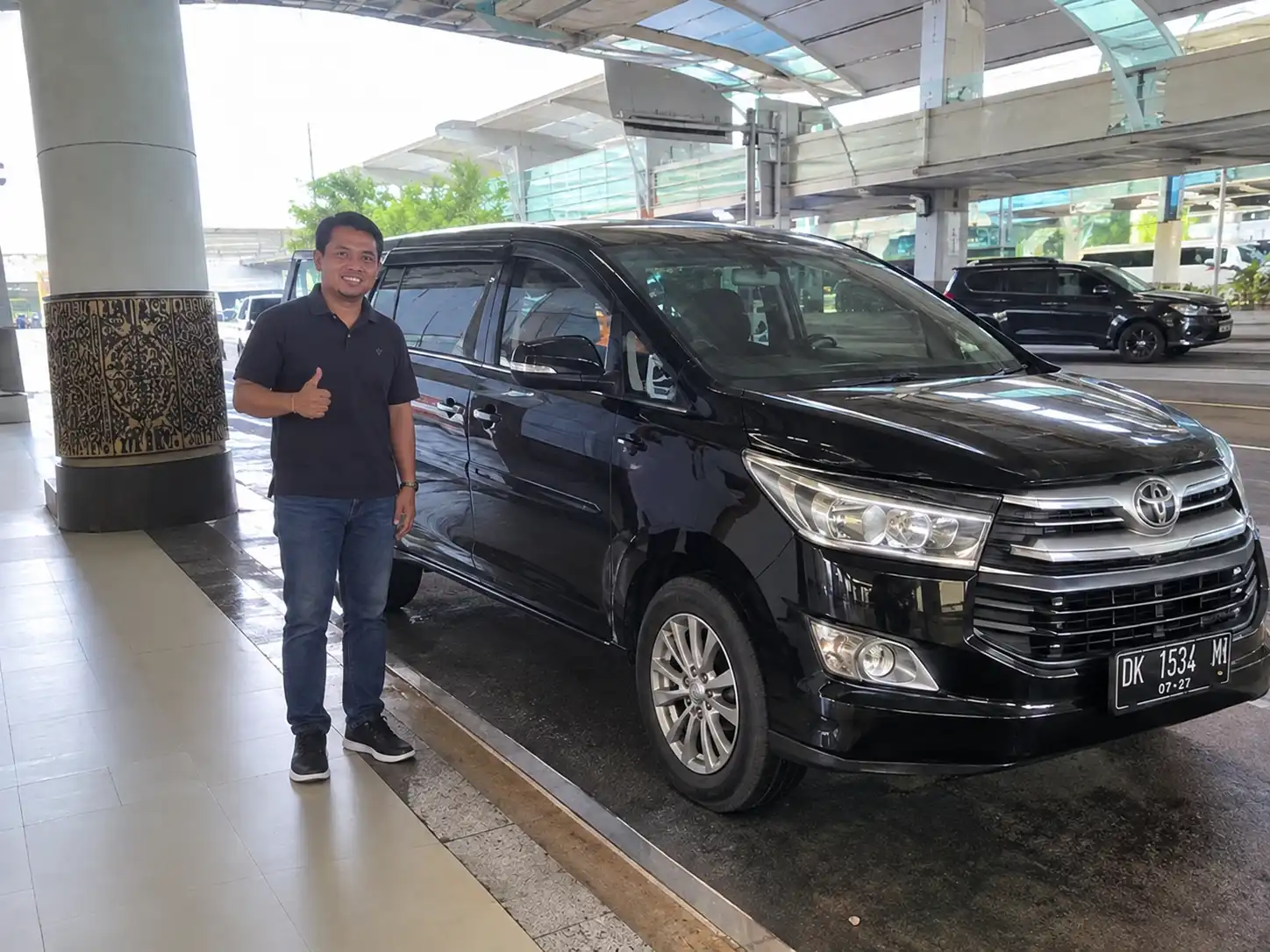 Bali airport transfer driver and vehicle at pickup area